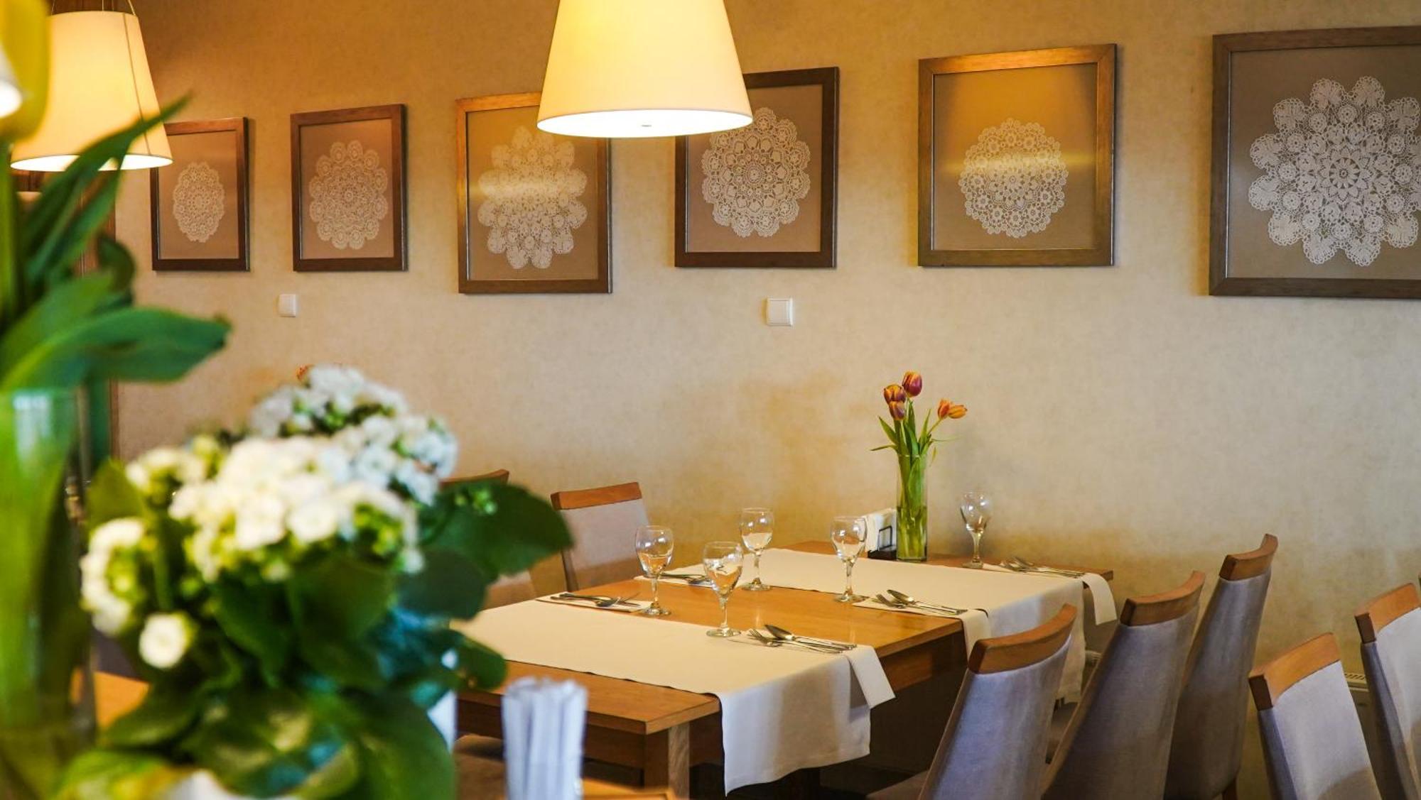 Hotel Antek Zlinice Bagian luar foto
