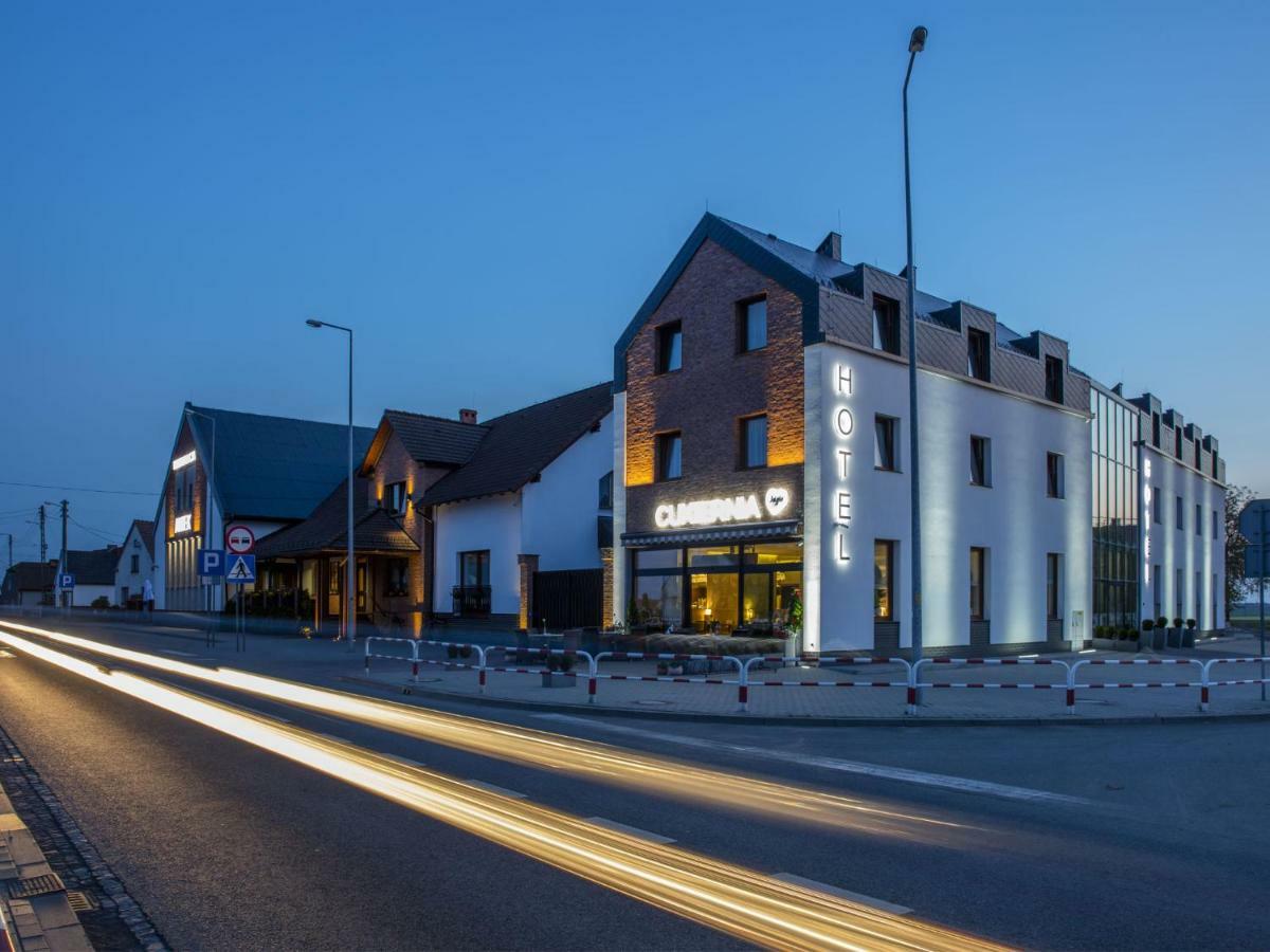 Hotel Antek Zlinice Bagian luar foto