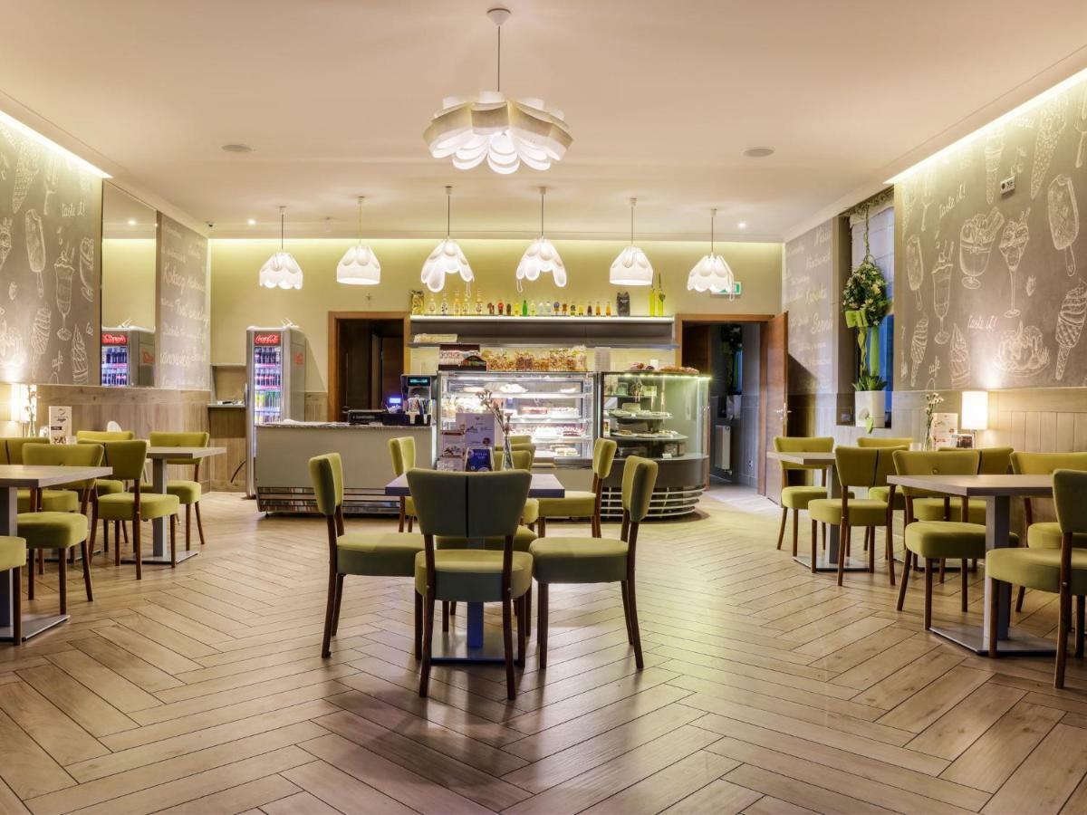 Hotel Antek Zlinice Bagian luar foto