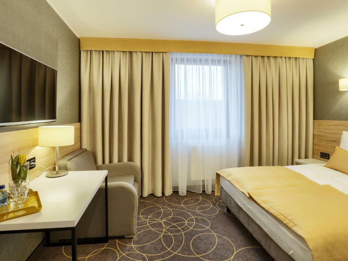 Hotel Antek Zlinice Bagian luar foto