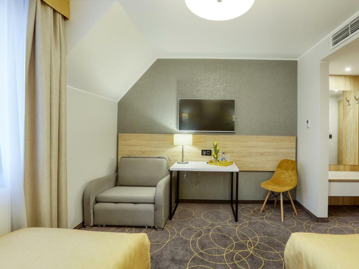 Hotel Antek Zlinice Bagian luar foto