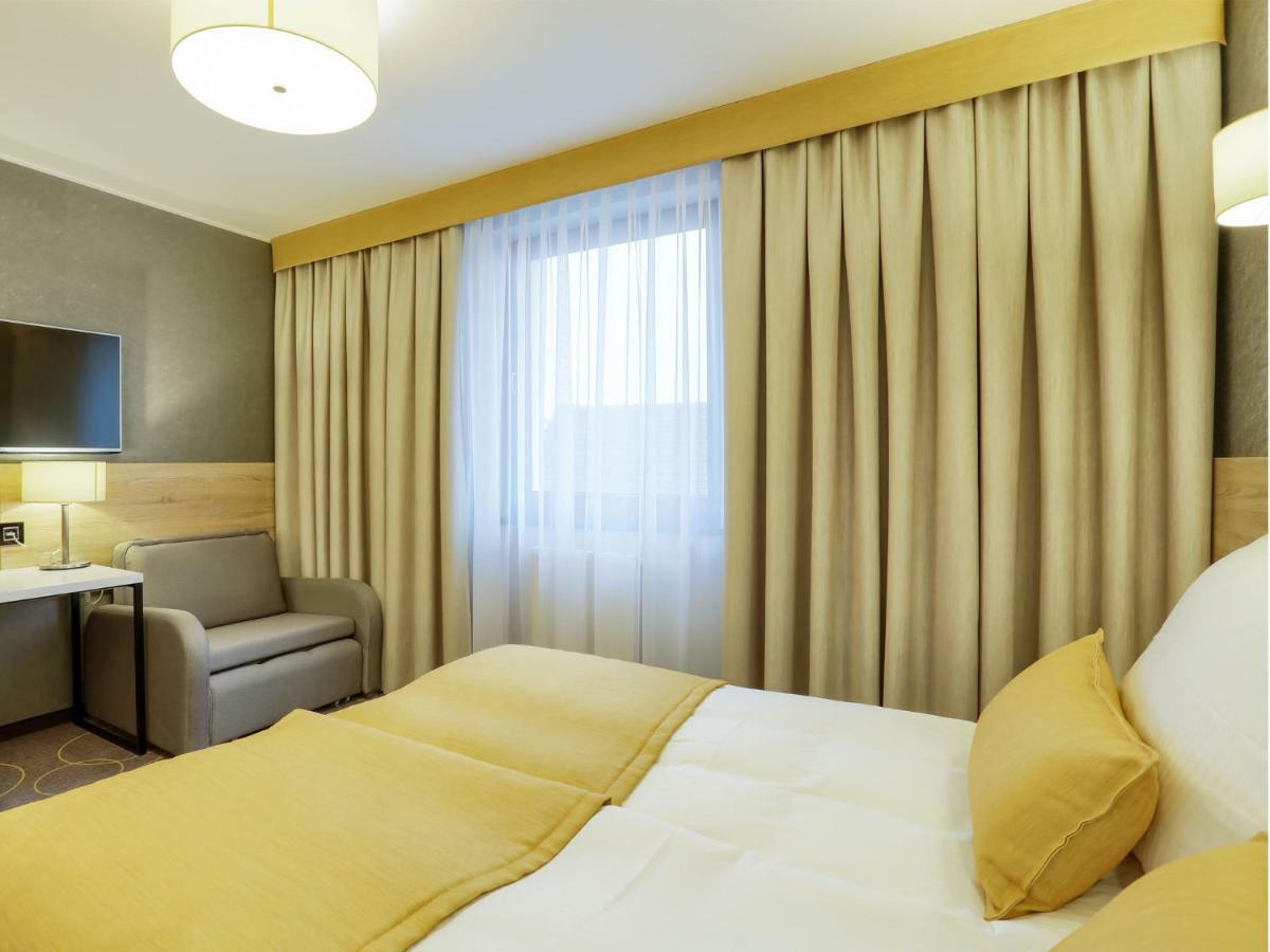 Hotel Antek Zlinice Bagian luar foto