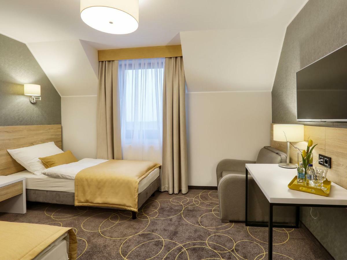 Hotel Antek Zlinice Bagian luar foto