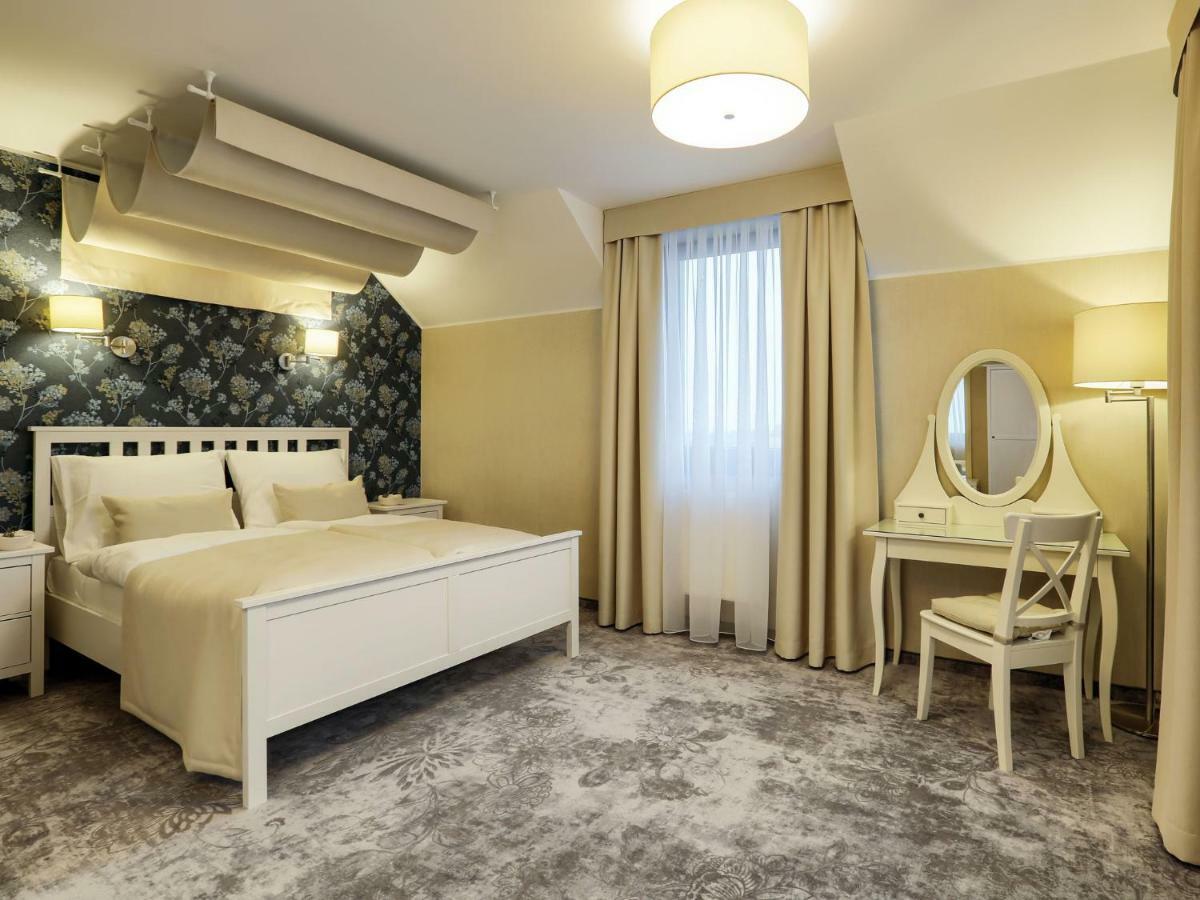 Hotel Antek Zlinice Bagian luar foto