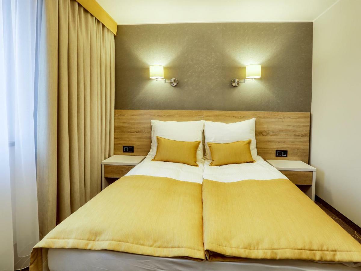 Hotel Antek Zlinice Bagian luar foto