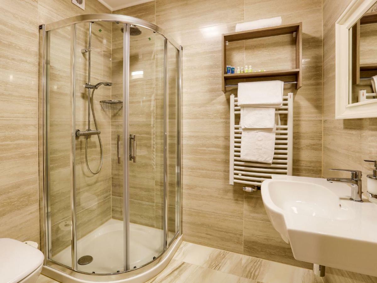 Hotel Antek Zlinice Bagian luar foto