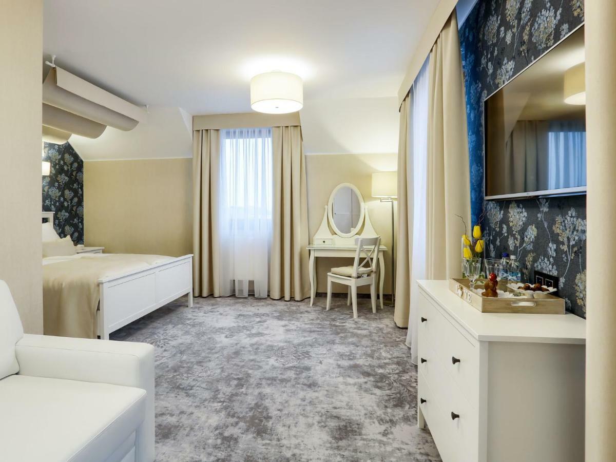 Hotel Antek Zlinice Bagian luar foto