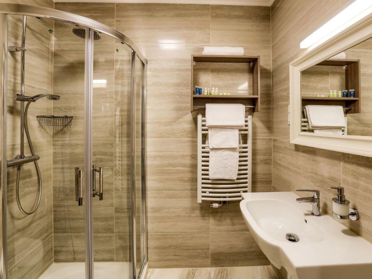 Hotel Antek Zlinice Bagian luar foto