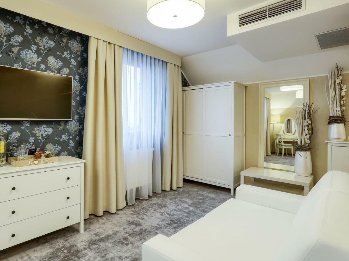Hotel Antek Zlinice Bagian luar foto
